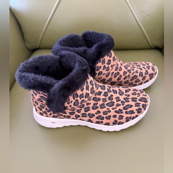 Skechers Women's On-the-Go Chukka Boot 7 - Picture 2 of 8